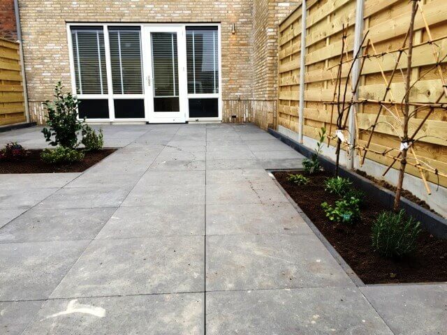 Terrastegels of klinkers? Dé gids voor de beste keuze in uw tuin